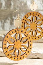 Cargar imagen en el visor de la galería, Flower Laser Cut Wood Earrings
